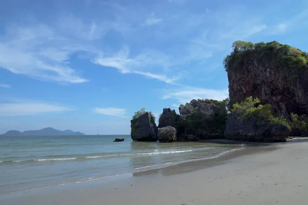 Cielo Blu Sulla Spiaggia Del Mare Delle Andamane Nella Stagione — Foto Stock