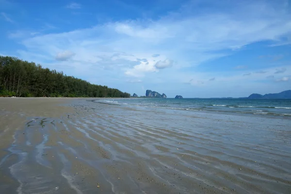 Blauwe Hemel Het Strand Van Andamanzee Het Zomerseizoen — Stockfoto