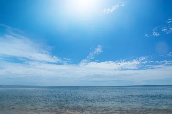Onda Suave Playa Con Luz Solar Cielo Azul Nubes — Foto de Stock
