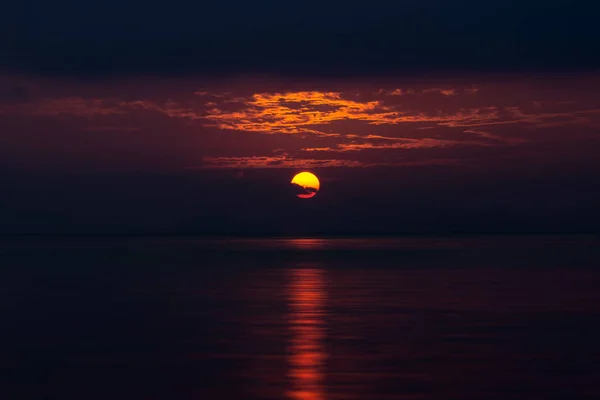 Cielo Del Atardecer Lago Con Color Azul Profundo — Foto de Stock