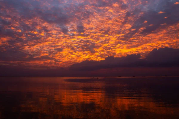 Céu Crepúsculo Sobre Lago Com Belas Nuvens — Fotografia de Stock