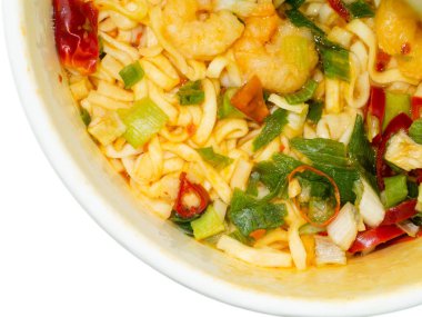 Ot lezzet ile anlık erişte Baharatlı karides kadar kapatın.