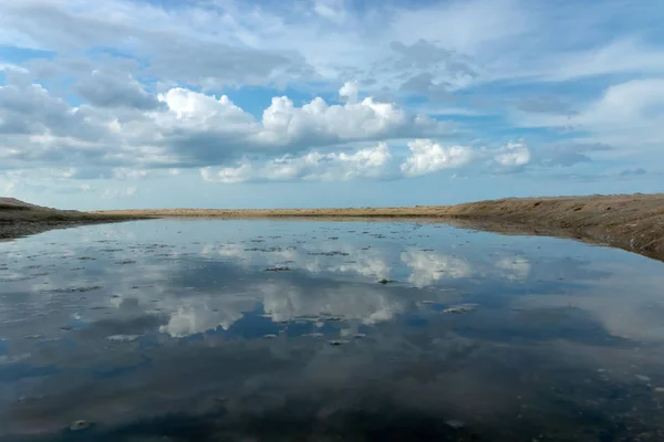 Spiegelwasser Strand Mit Blauem Himmel Und Wolken Sommer — Stockfoto