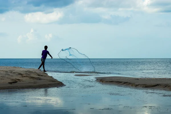 Мінімум Рибалки Кидають Сітку Пляж — стокове фото