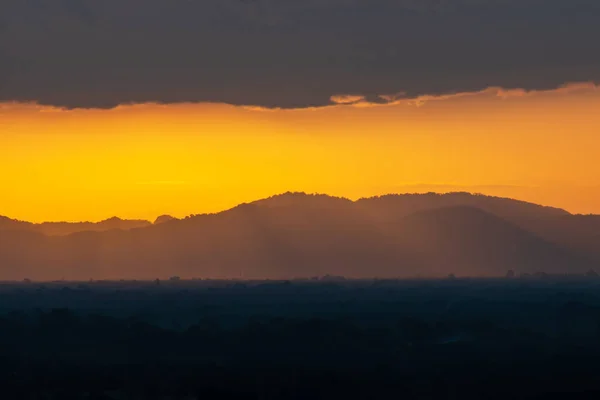 Silhouette Hegy Narancs Égen Sötét Felhők — Stock Fotó