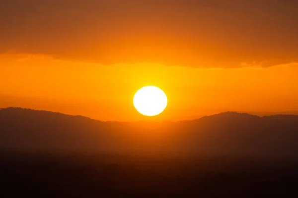 Siluet Dağ Günbatımı Gökyüzü Güneş Bulutların Altında Ile — Stok fotoğraf