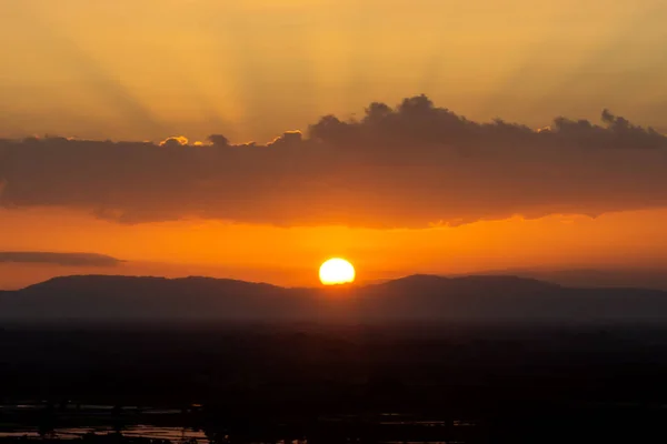 Silhouette Berg Und Sonnenuntergang Himmel Mit Sonne Und Wolken — Stockfoto