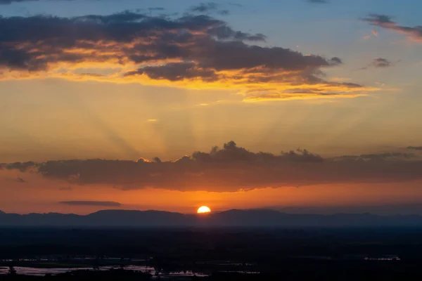 Bel Cielo Tramonto Con Sole Nuvole — Foto Stock