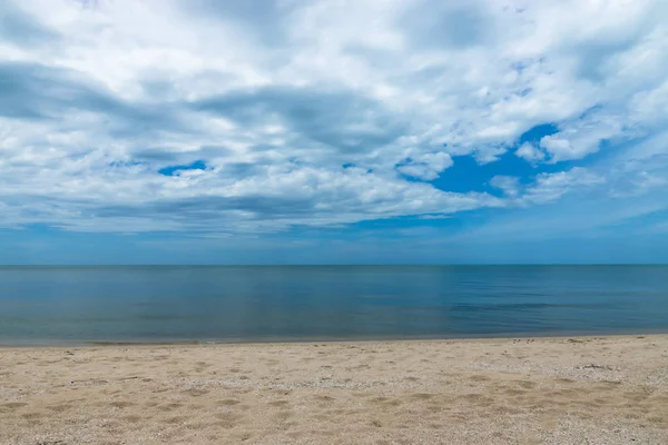 Nessuno Sulla Spiaggia Con Cielo Blu Nuvole Nella Stagione Estiva — Foto Stock