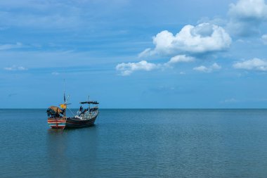 A balıkçı teknesi gökyüzü ve bulut denize sıfır üzerinde minimum.