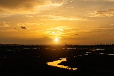 Güneş ışığı ve bulut ile Sunset Gökyüzü silüeti manzara. Tayland seyahat.