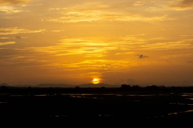 Güneş ve bulut ile Sunset Gökyüzü silüeti manzara. Tayland seyahat.