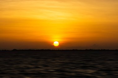 Büyük güneş ile Sunset Gökyüzü silueti manzara düşüyor. Tayland seyahat.