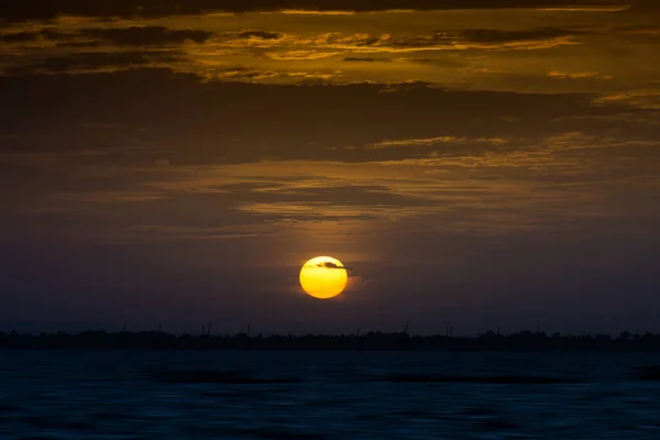 Grote Zonsondergang Aan Het Meer Met Motie Van Blauwe Golf — Stockfoto