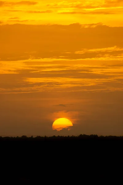 Halbe Sonne Sonnenuntergangshimmel Über Silhouettenboden — Stockfoto