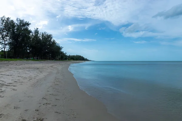 Tak Seorang Pun Pantai Dengan Langit Biru Dan Awan Musim — Stok Foto