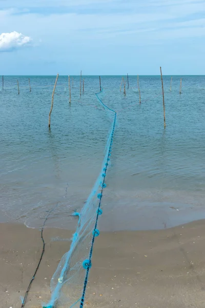 タイの南部の岬のビーチで漁網 — ストック写真