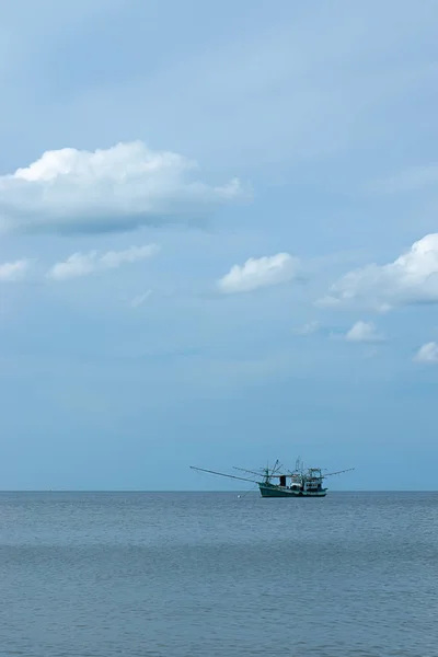 海洋上的小船与天空和云彩极小 — 图库照片