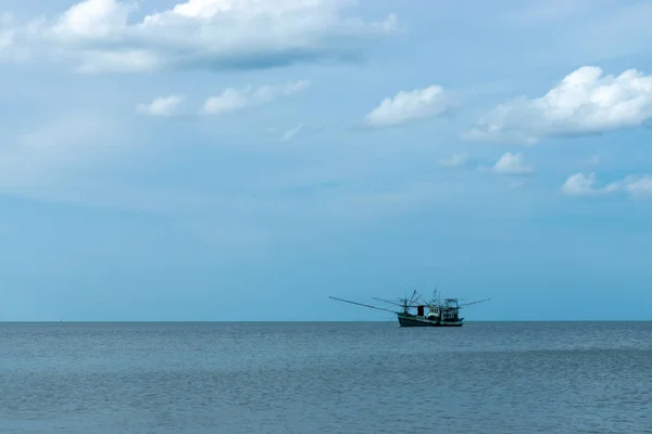 Рыболовная Лодка Море Небом Облаками — стоковое фото