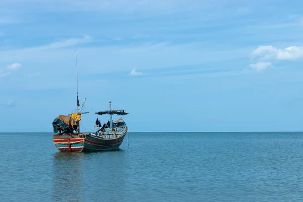 Mínimo Barco Pesca Mar Con Cielo Nube — Foto de Stock