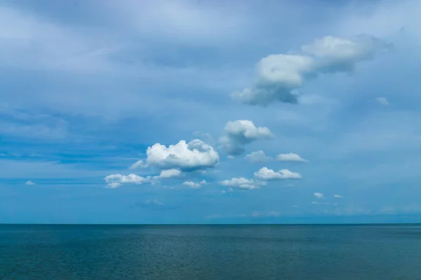 Минимальное Море Крошечными Облаками Небесным Фоном — стоковое фото