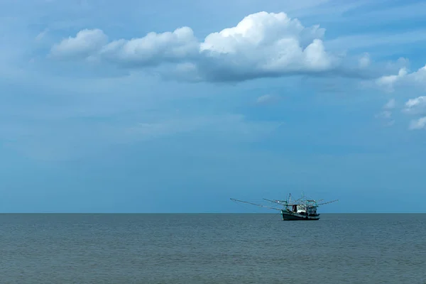 Minimo Barca Pesca Sul Mare Con Cielo Nuvole — Foto Stock
