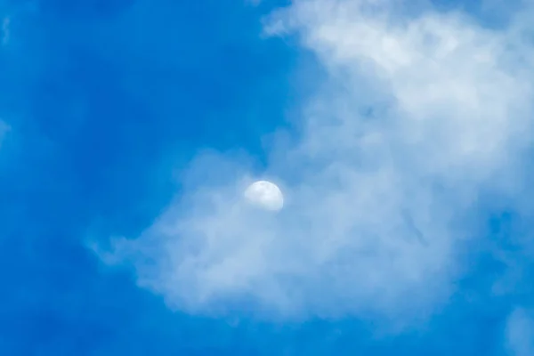 Голубое Небо Белым Облаком Мягкой Луной — стоковое фото