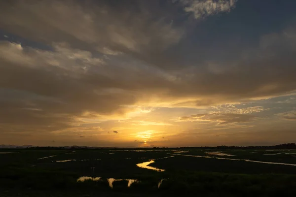 阳光和云的日落天空的剪影风景 在泰国旅行 — 图库照片