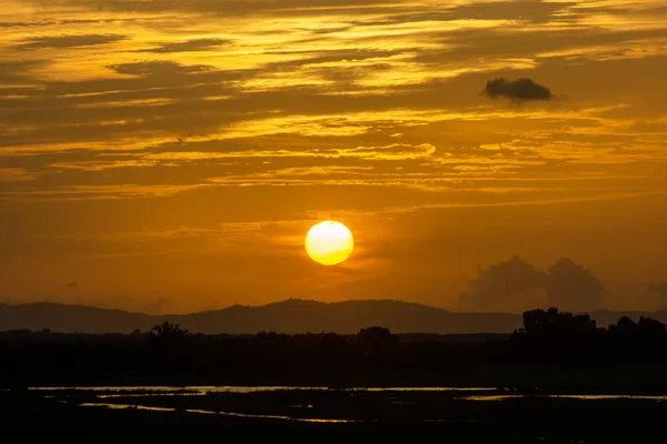 Silhouette Landskap Sunset Sky Med Stor Sol Och Moln Resan — Stockfoto