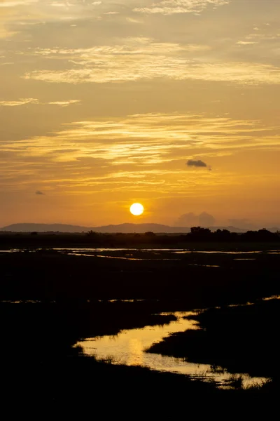 太陽と雲と夕焼け空のシルエット風景 タイの旅行 — ストック写真