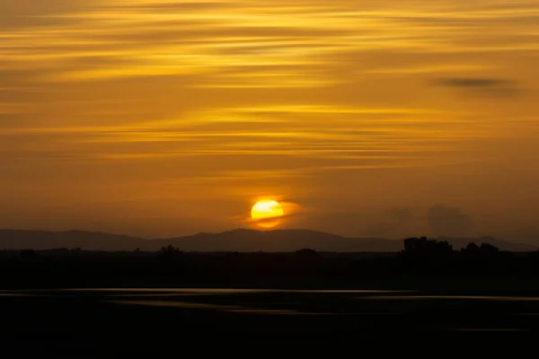 Silhouette Landskap Sunset Sky Med Stor Sol Och Moln Resan — Stockfoto