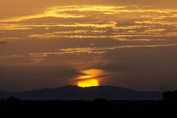 Silhouette Landskap Solnedgång Himmel Med Stor Sol Faller Bakom Berget — Stockfoto