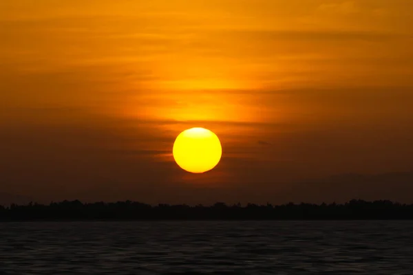 Silhouet Landschap Van Zonsondergang Hemel Met Grote Zon Valt Achter — Stockfoto