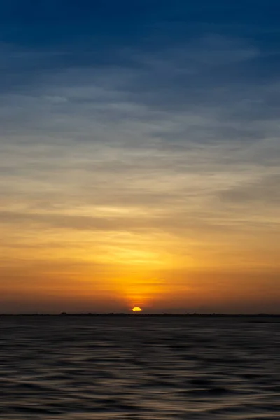 Paisagem Silhueta Céu Pôr Sol Com Sol Está Caindo Atrás — Fotografia de Stock