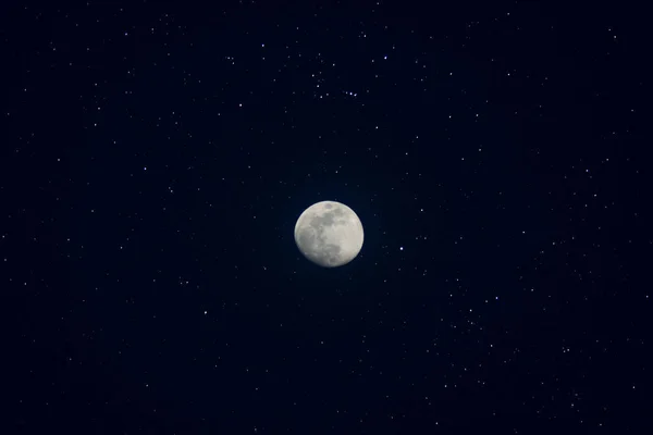 夜空中的满月与星辰 — 图库照片