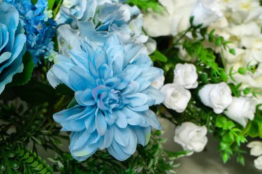 Düğünde sahte çiçek