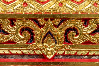 Dekorasyon antik tapınak, Tayland Ulusal Sanat altın seramik el sanatları kapatın.