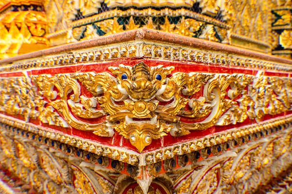 古庙装饰泰国民族艺术陶瓷工艺品的关闭 — 图库照片