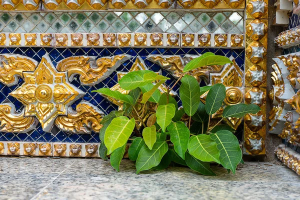 用小树合古庙装饰泰国民族艺术陶瓷工艺品 — 图库照片