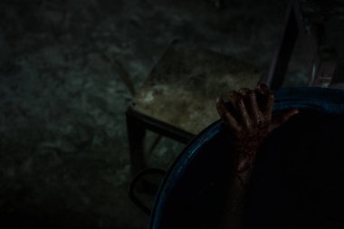 Düşük anahtar görüntü korku kavramının, karanlık arka planda kanlı eller.