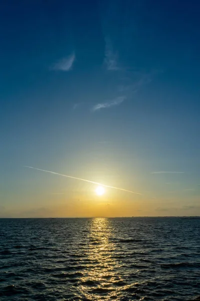 Seascape Zachód Słońca Niebo Long Chmura — Zdjęcie stockowe