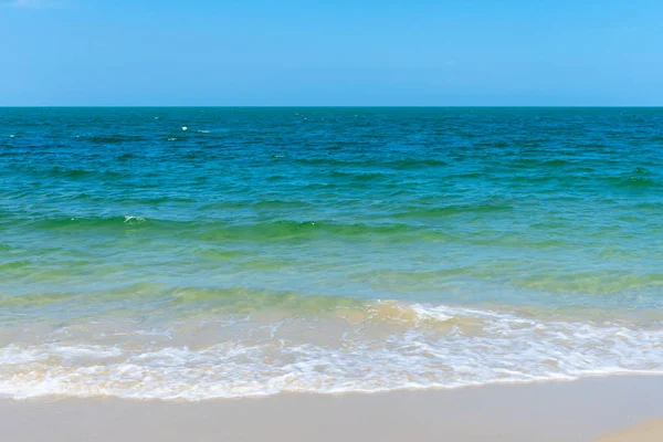 Morbida Onda Sulla Spiaggia Con Cielo Blu Nella Stagione Estiva — Foto Stock