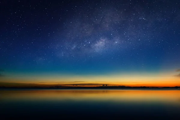 Céu Com Poeira Estelar Lago Crepúsculo Após Pôr Sol — Fotografia de Stock