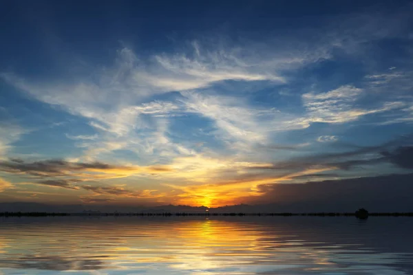 美丽的海景的水反射与日落的天空和云彩颜色 — 图库照片