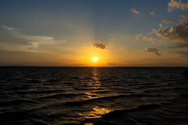 Silueta Paisaje Marino Con Cielo Atardecer Nubes — Foto de Stock