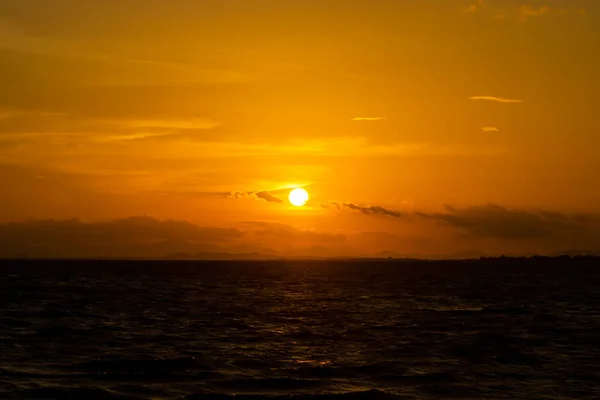 Silueta Paisaje Marino Con Cielo Atardecer Nubes —  Fotos de Stock