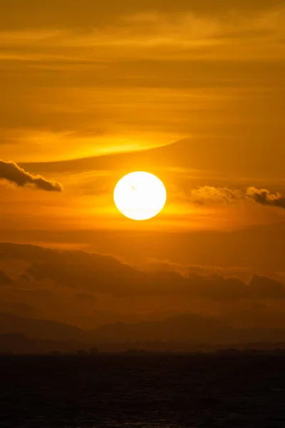 Silhouette Meereslandschaft Mit Großer Sonne Sonnenuntergang Himmel Und Wolken Über — Stockfoto