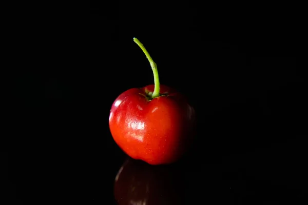 Acerola Kiraz Meyve Siyah Arka Plan Üzerine Kapatın Malpighia Emarginata — Stok fotoğraf