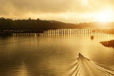 Songkaria nehir ve sabah Sangkhla Buri, Kanchanaburi Eyaleti, Tayland seyahat, güneş ışığı ile Pzt Köprüsü manzarasına.