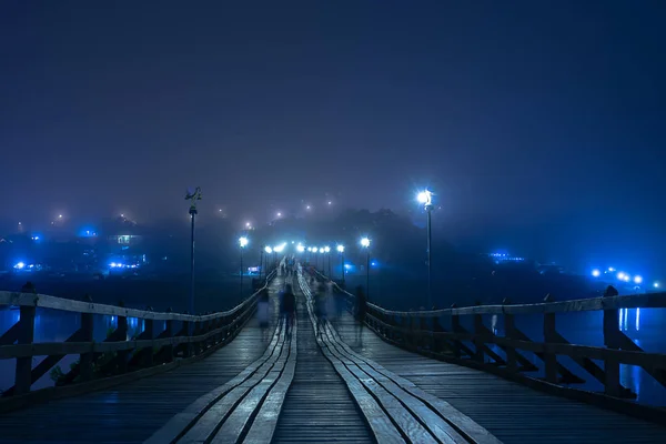 Longa Exposição Com Motion Peple Ponte Mon Durante Noite Sangkhla — Fotografia de Stock
